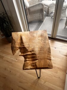 Hjørnebord med naturkant 1