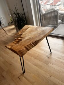Hjørnebord med naturkant 1