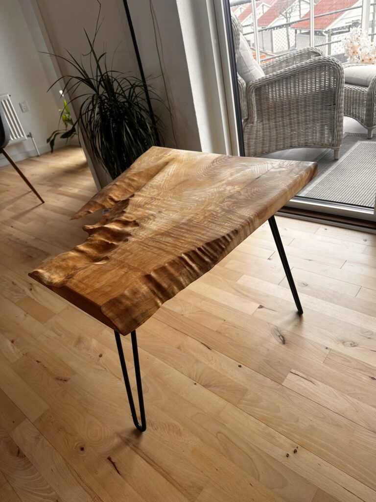 Hjørnebord med naturkant 1