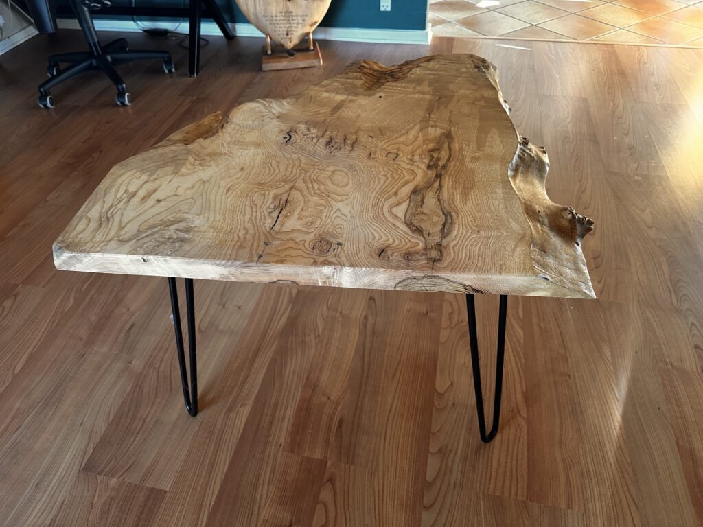 Hjørnebord med naturkant 2